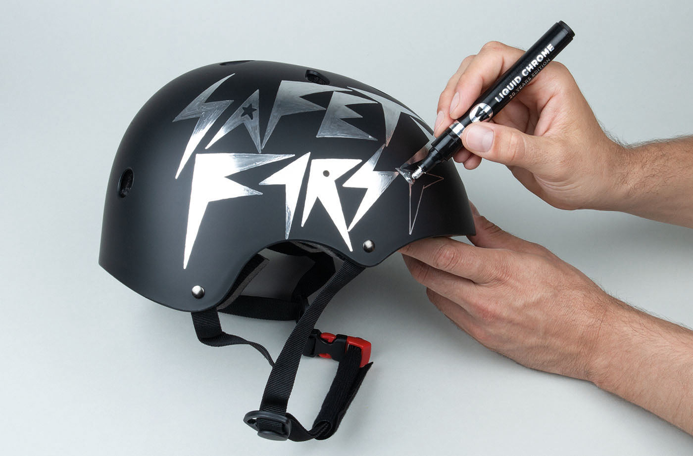 MOLOTOW Liquid Chrome Marker - 2mm image 1